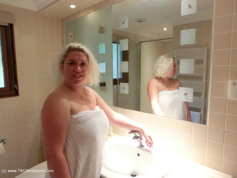 Barby In The Shower - video