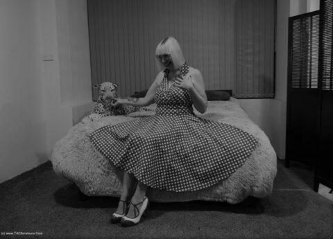 Fifties Housewife - video