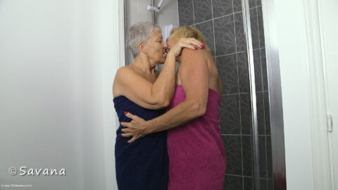 Savana & Molly In The Shower - video